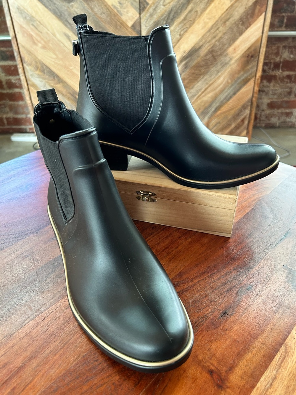 NWT Kate Spade Sedgewick Rain Booties Black with Gold - Size 8/9